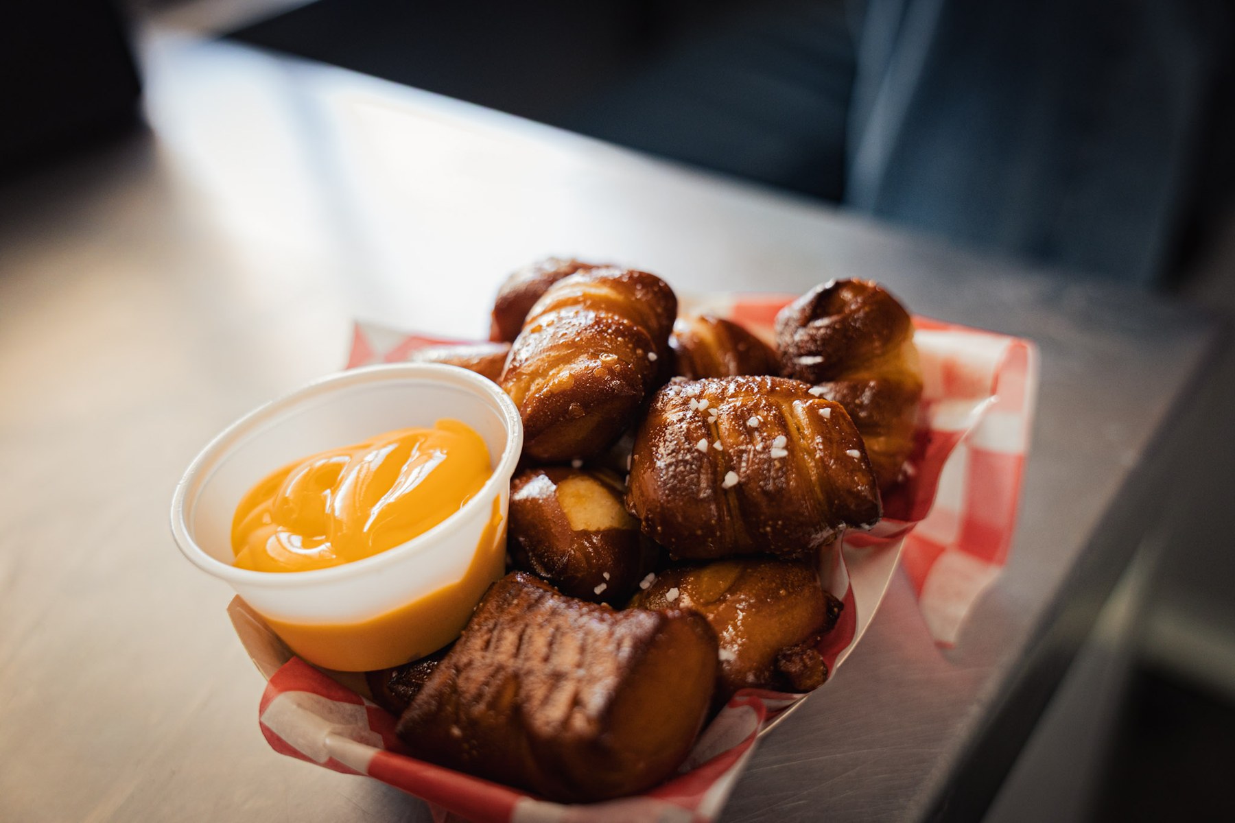 Pretzel bites with cheese sauce